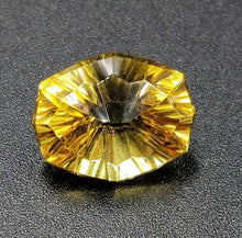 Load image into Gallery viewer, Yellow Beryl 7.05ct cut by Mark Gronlund.
